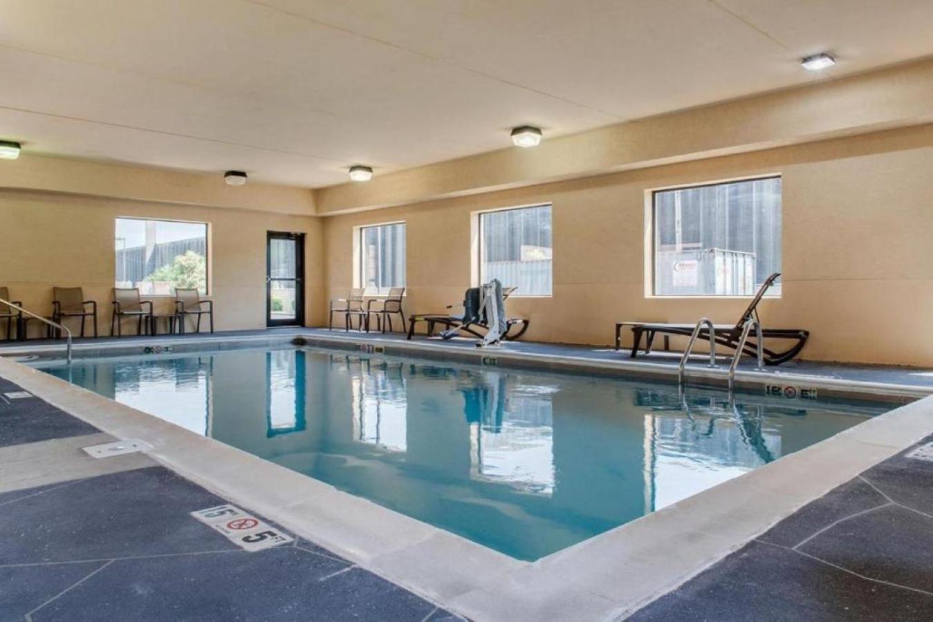 Comfort Suites Louisville Airport Exterior foto